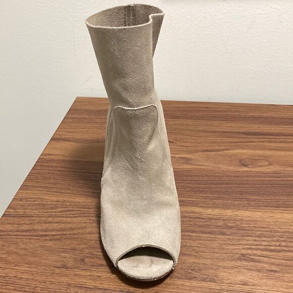 Chinese Laundry Tom Girl Suede Peep Toe Bootie in Natural. Size 8.5. - Picture 4 of 6